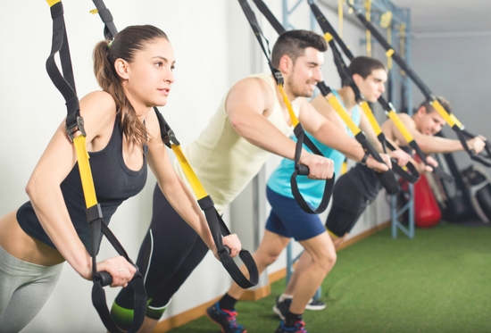 acondicionamiento funcional que desarrolla capacidades f�sicas height=373 width=550><p>El CrossFit es un programa de acondicionamiento funcional basado en movimientos multiarticulares o compuestos de alta intensidad, cuyo principal objetivo es el  desarrollo de las siguientes diez capacidades f�sicas:<p><ul><li>Fuerza.<li>Potencia.<li>Velocidad.<li>Coordinaci�n.<li>Precisi�n.<li>Resistencia muscular.<li>Resistencia cardio respiratoria.<li> Flexibilidad.<li> Equilibrio.<li> Agilidad.</ul><p>Su variedad e intensidad lo ha diferenciado notablemente de las rutinas tradicionales de los gimnasios, que se enfocan en ejercitar un m�sculo o grupo muscular  espec�fico. Por esta raz�n, es considerado por muchos como el sistema de entrenamiento m�s efectivo que existe hasta ahora.<p><b> M�s de una d�cada moldeando cuerpos </b><p><img src=